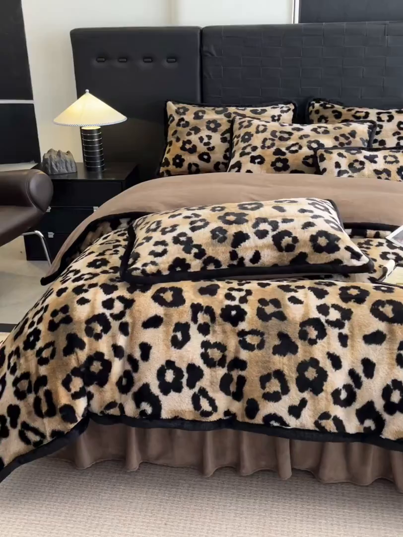 91家纺网 家纺一手货源 找家纺 蓝极人 2025新款兔绒包边美拉德系兔绒四件套 墨班幻花