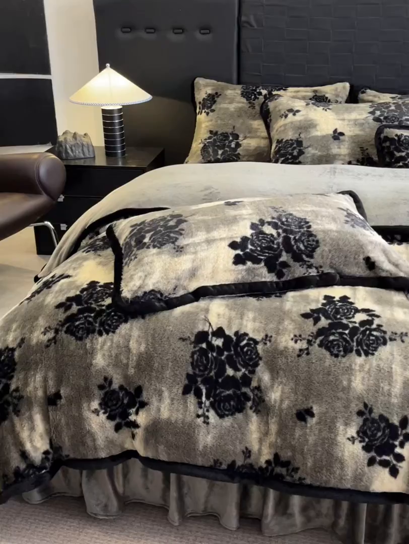 91家纺网 家纺一手货源 找家纺 蓝极人 2025新款兔绒包边美拉德系兔绒四件套 黑影玫瑰