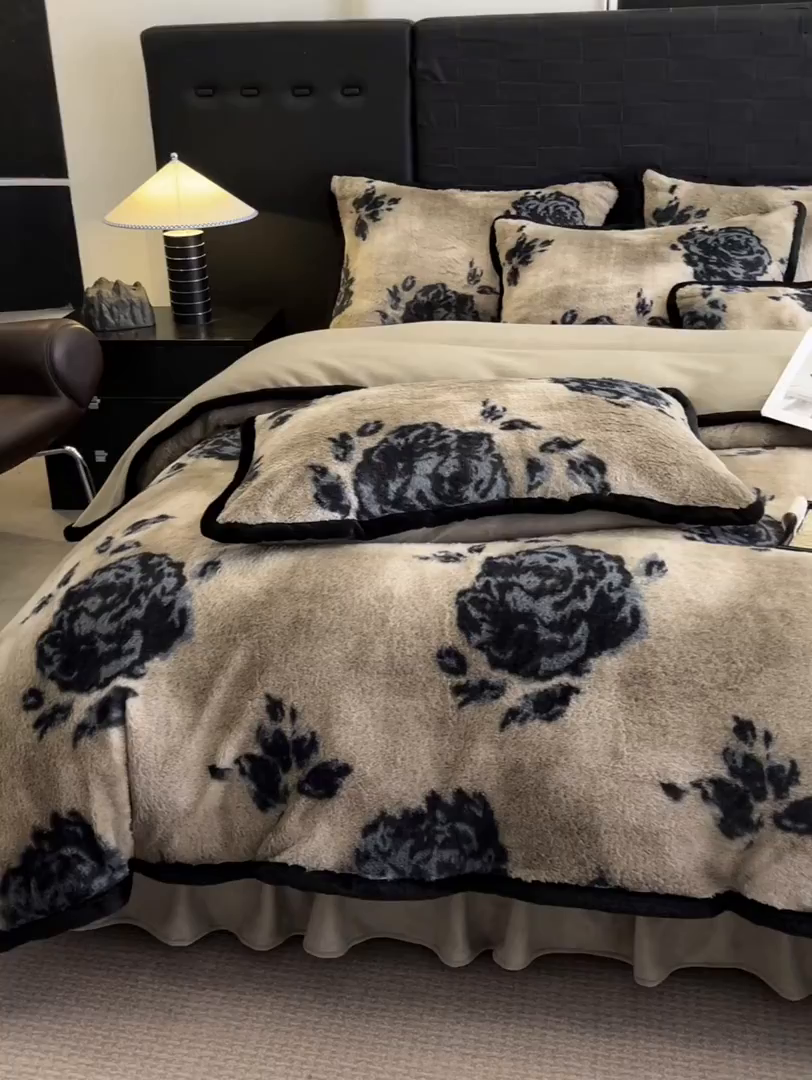 91家纺网 家纺一手货源 找家纺 蓝极人 2025新款兔绒包边美拉德系兔绒四件套 墨影墨玫