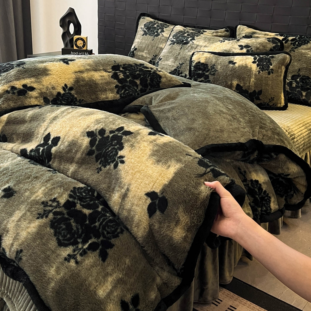 91家纺网 家纺一手货源 找家纺 酱子 2025新款兔绒包边美拉德系兔绒四件套 黑影玫瑰