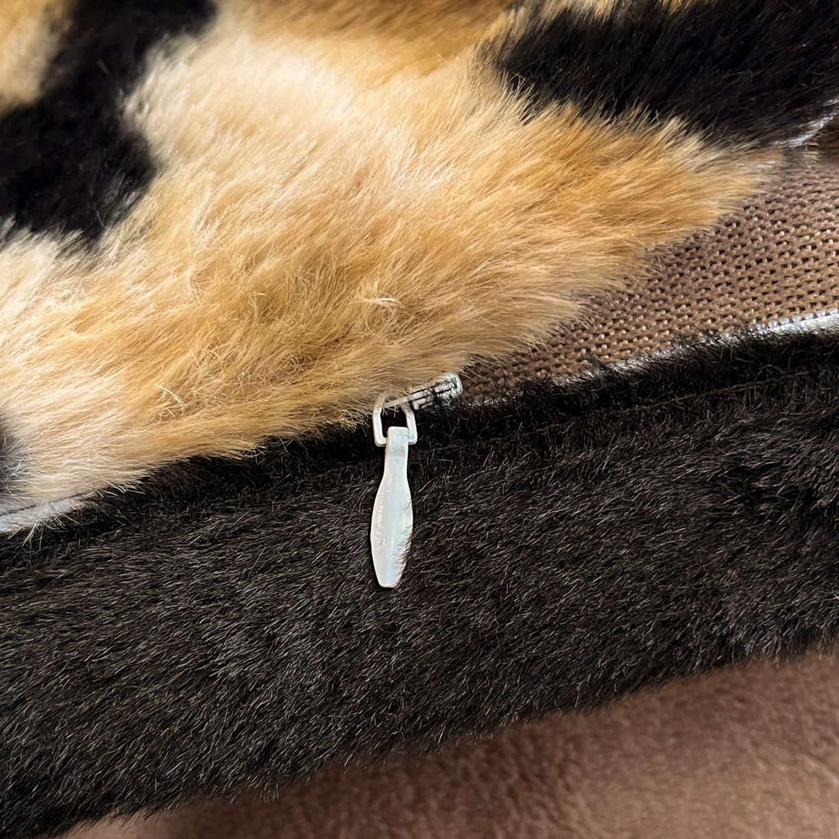 91家纺网 家纺一手货源 找家纺 酱子 2025新款兔绒包边美拉德系兔绒四件套 墨班幻花