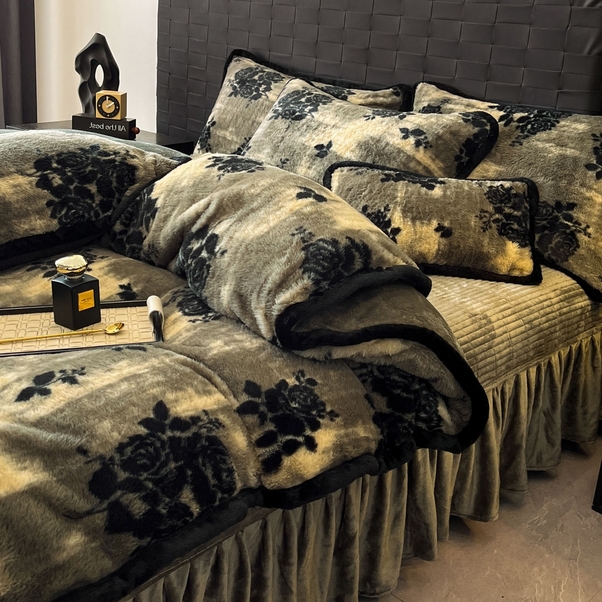 91家纺网 家纺一手货源 找家纺 酱子 2025新款兔绒包边美拉德系兔绒四件套 黑影玫瑰