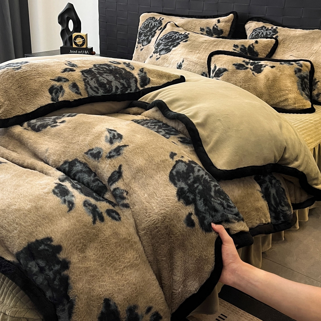 91家纺网 家纺一手货源 找家纺 （总）酱子 2025新款兔绒包边美拉德系兔绒四件套