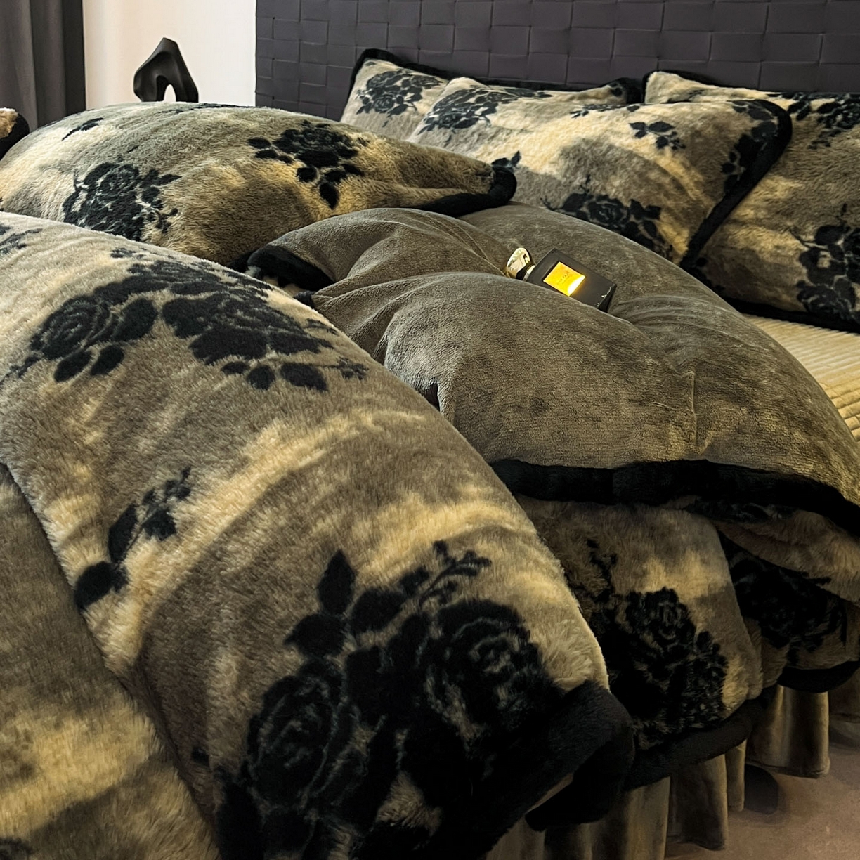 91家纺网 家纺一手货源 找家纺 酱子 2025新款兔绒包边美拉德系兔绒四件套 黑影玫瑰