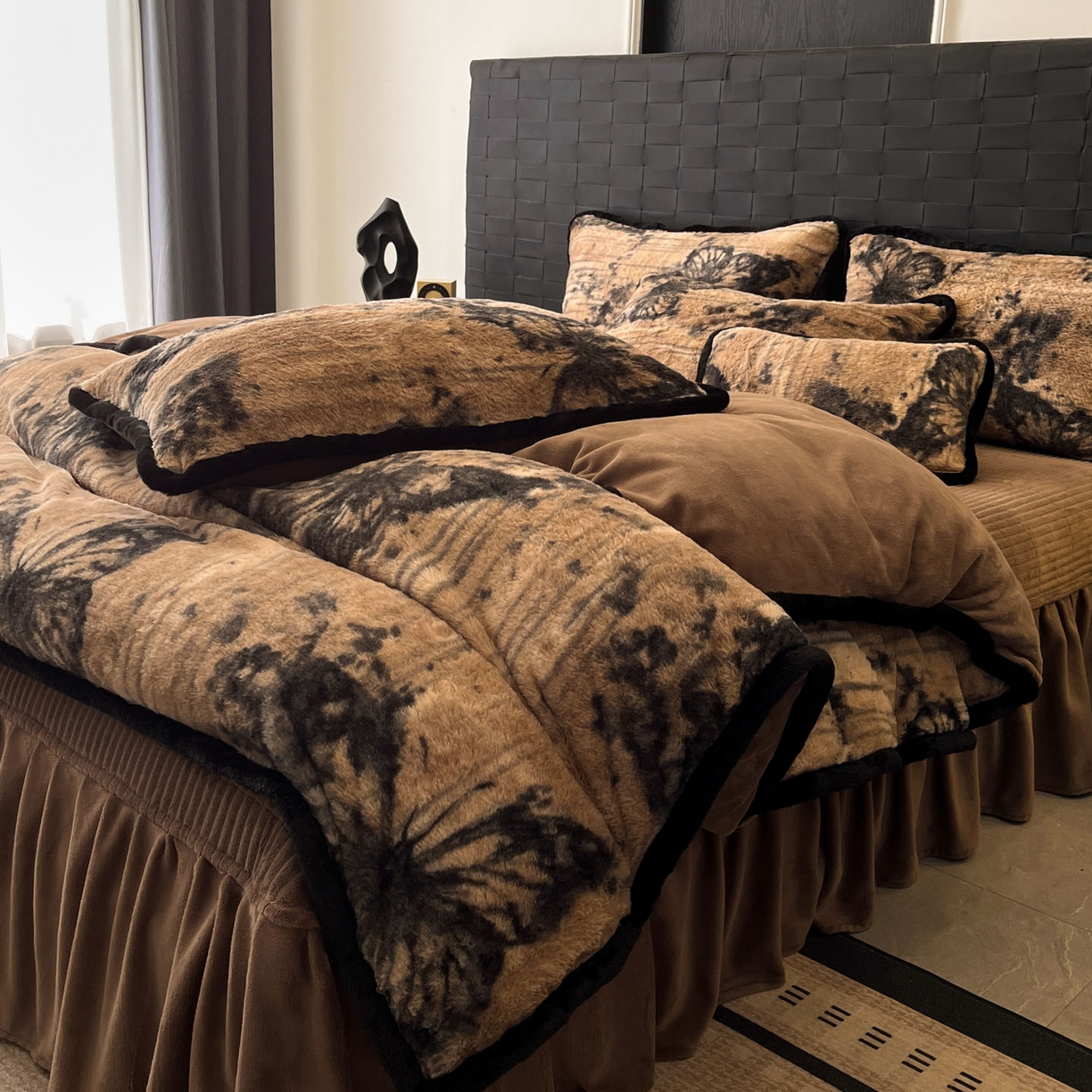 91家纺网 家纺一手货源 找家纺 酱子 2025新款兔绒包边美拉德系兔绒四件套 黑影蝶梦