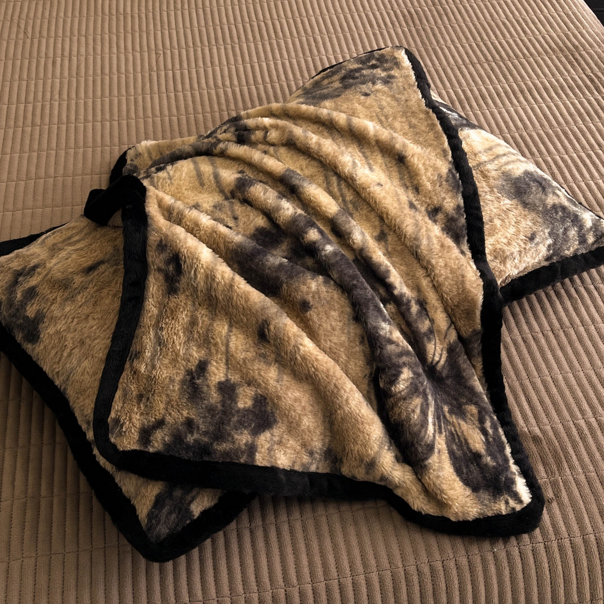 91家纺网 家纺一手货源 找家纺 酱子 2025新款兔绒包边美拉德系兔绒四件套 黑影蝶梦