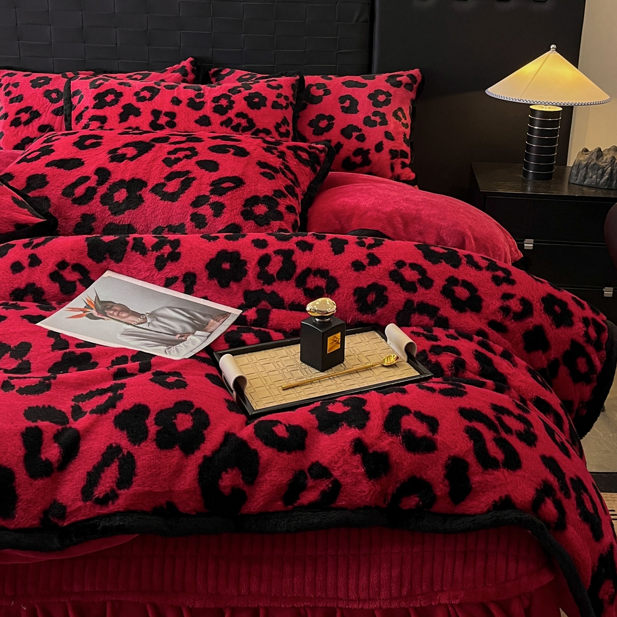 91家纺网 家纺一手货源 找家纺 酱子 2025新款兔绒包边美拉德系兔绒四件套 红豹芷影