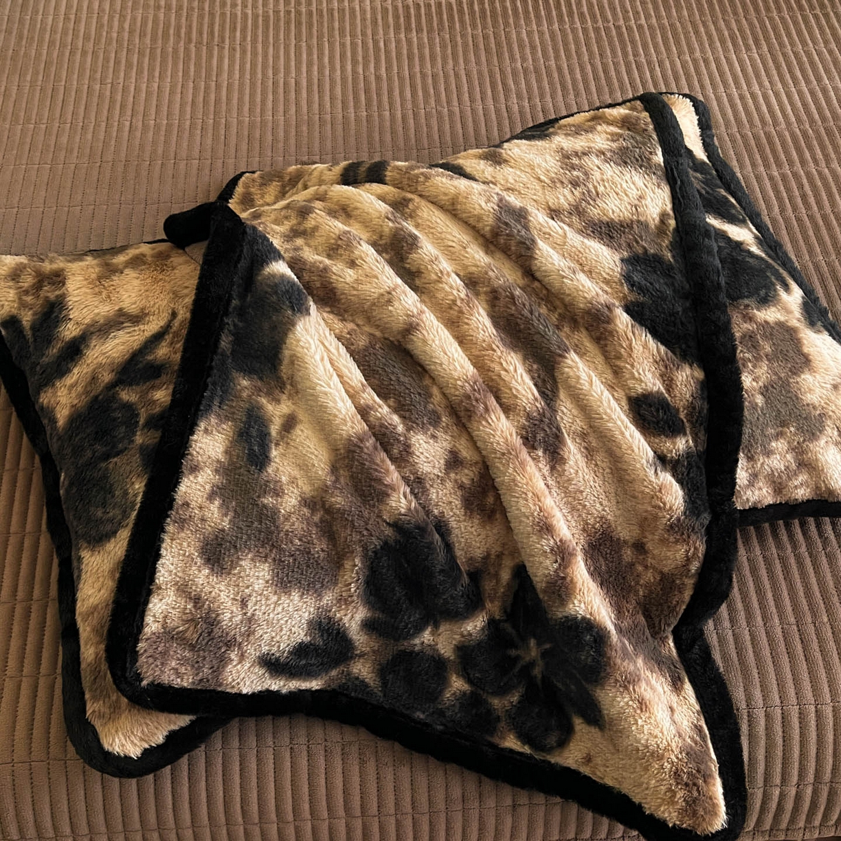 91家纺网 家纺一手货源 找家纺 酱子 2025新款兔绒包边美拉德系兔绒四件套 古意幽花