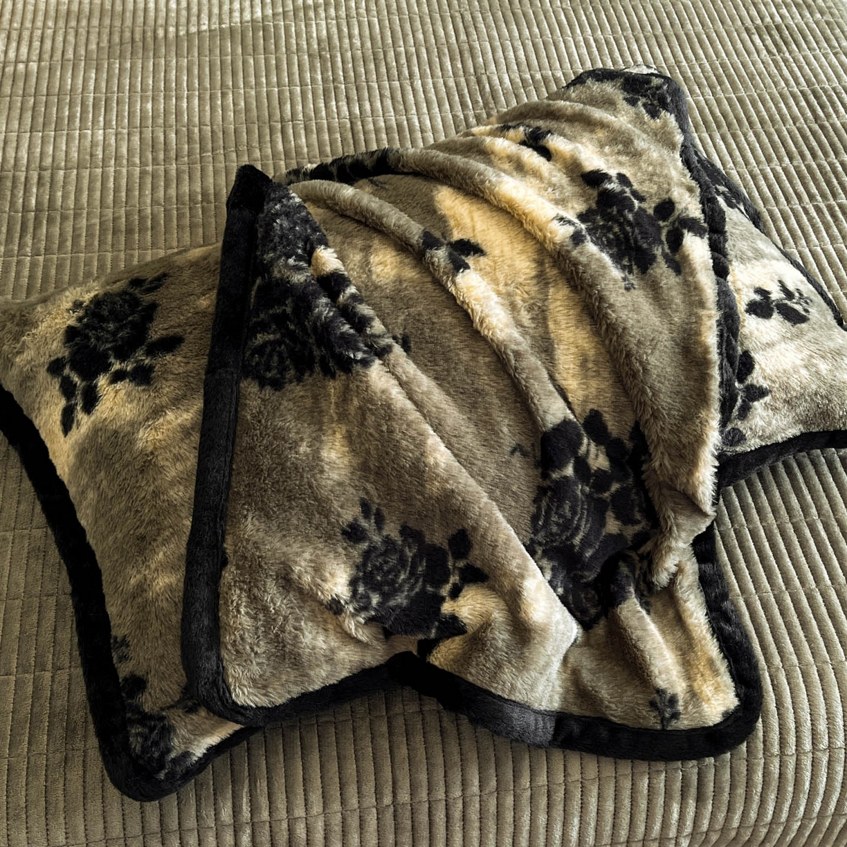 91家纺网 家纺一手货源 找家纺 酱子 2025新款兔绒包边美拉德系兔绒四件套 黑影玫瑰