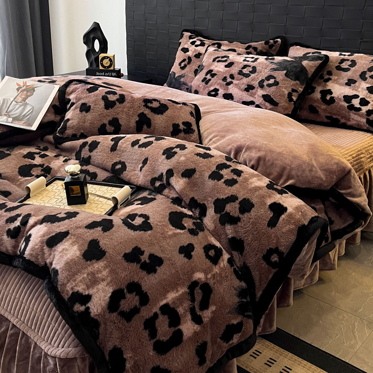 91家纺网 家纺一手货源 找家纺 酱子 2025新款兔绒包边美拉德系兔绒四件套 豹纹蝴蝶