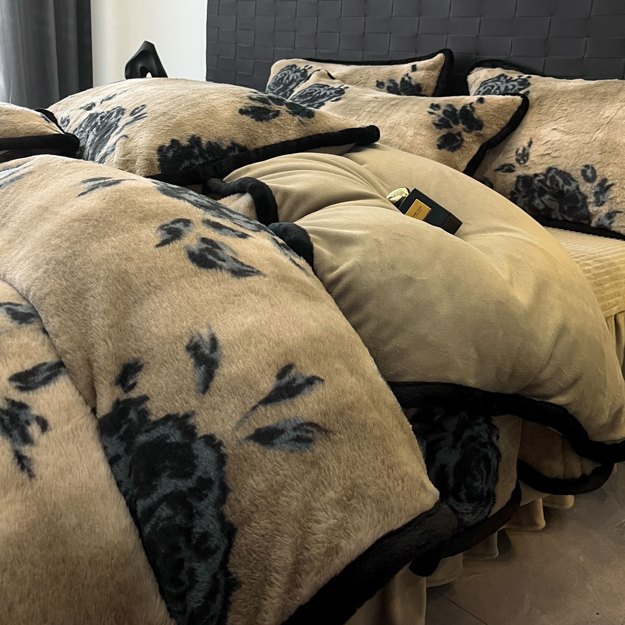 91家纺网 家纺一手货源 找家纺 酱子 2025新款兔绒包边美拉德系兔绒四件套 墨影墨玫