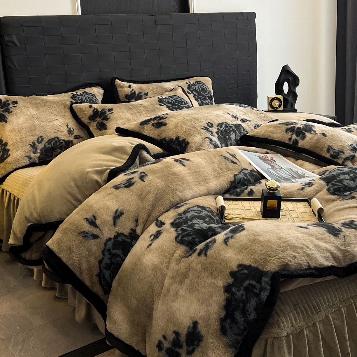 91家纺网 家纺一手货源 找家纺 酱子 2025新款兔绒包边美拉德系兔绒四件套 墨影墨玫