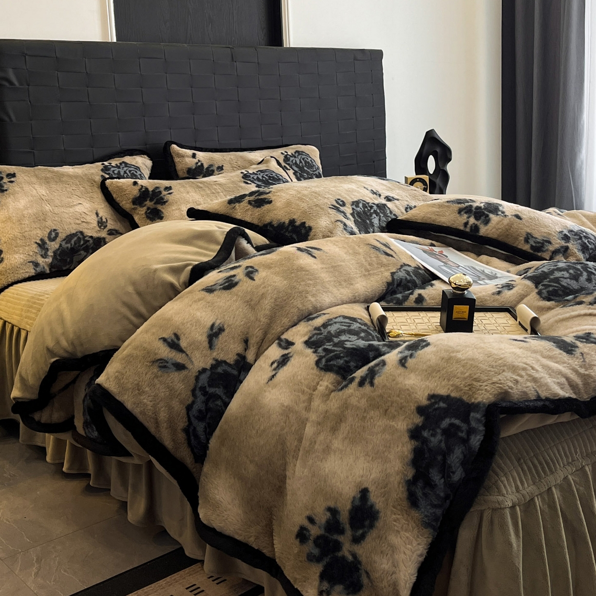 91家纺网 家纺一手货源 找家纺 酱子 2025新款兔绒包边美拉德系兔绒四件套 墨影墨玫