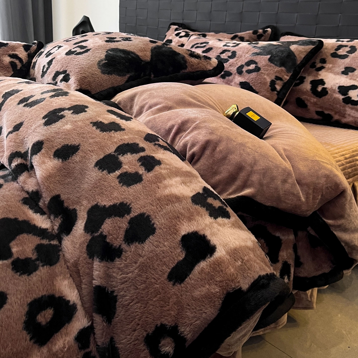 91家纺网 家纺一手货源 找家纺 酱子 2025新款兔绒包边美拉德系兔绒四件套 豹纹蝴蝶