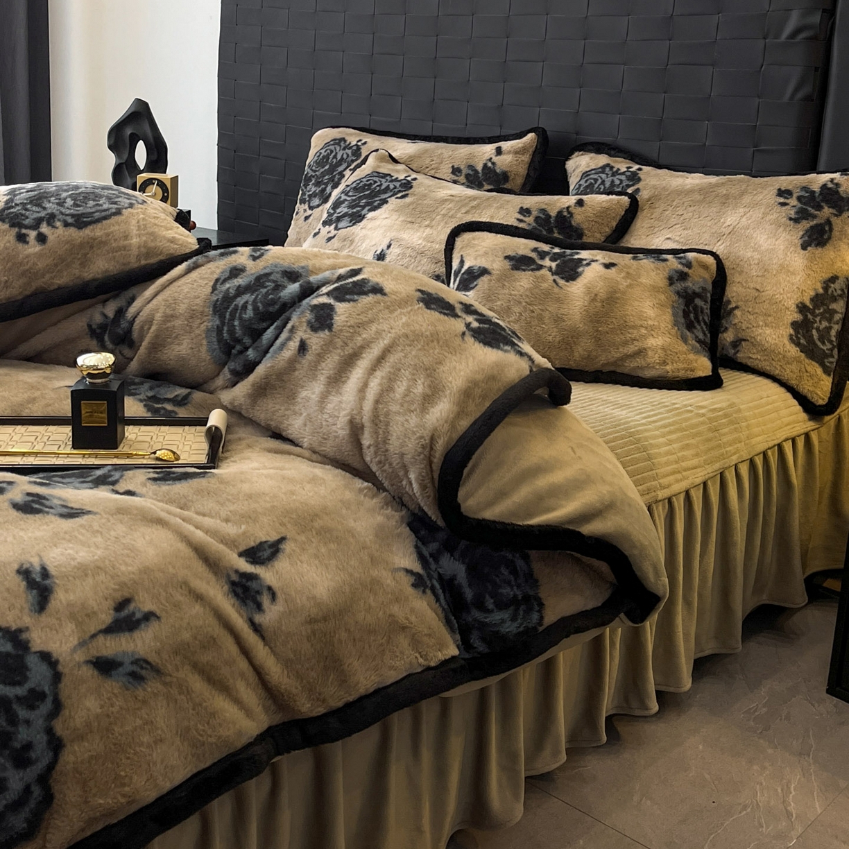 91家纺网 家纺一手货源 找家纺 酱子 2025新款兔绒包边美拉德系兔绒四件套 墨影墨玫