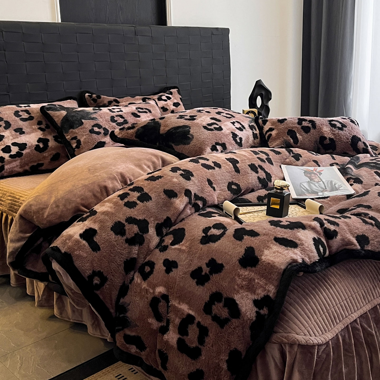 91家纺网 家纺一手货源 找家纺 酱子 2025新款兔绒包边美拉德系兔绒四件套 豹纹蝴蝶