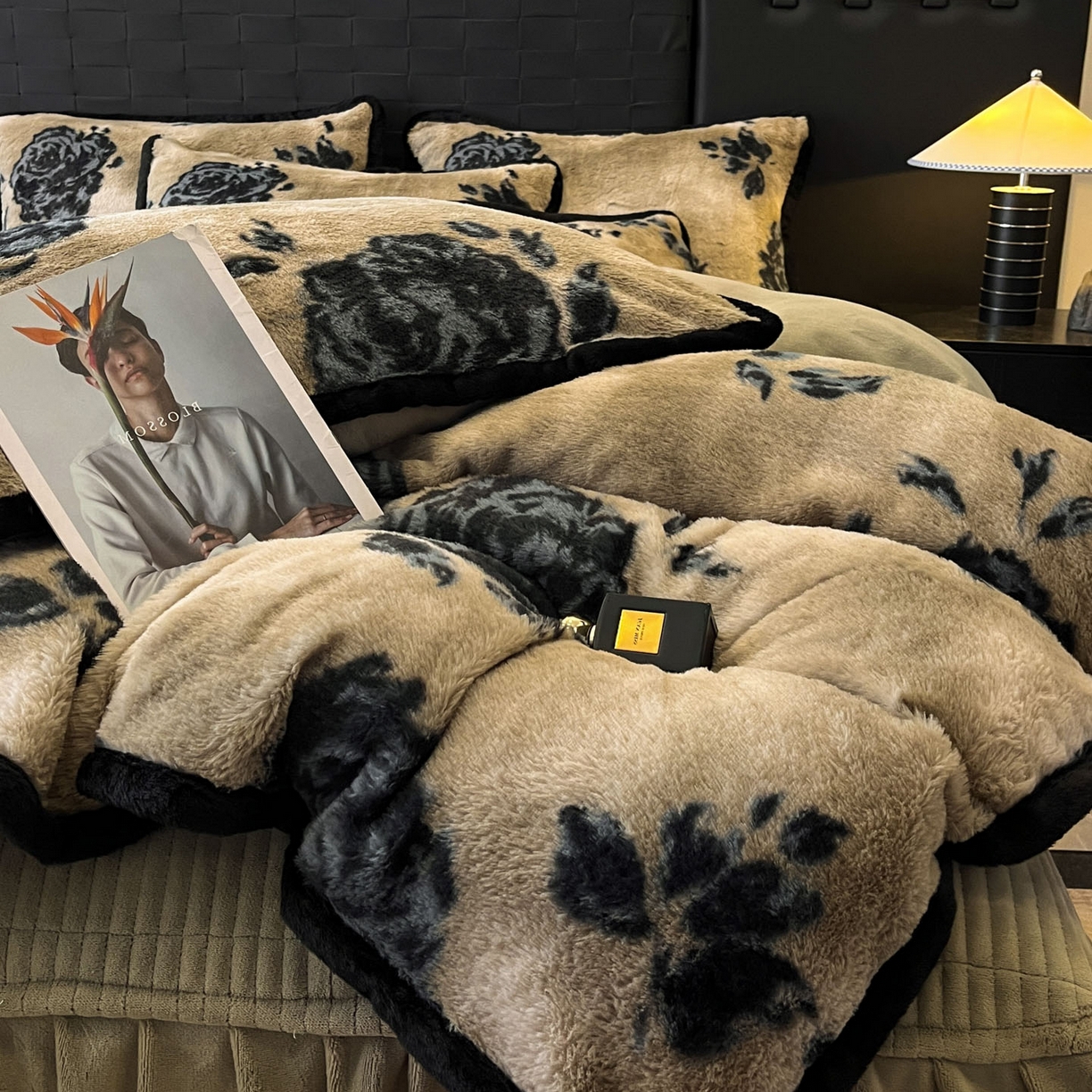 91家纺网 家纺一手货源 找家纺 酱子 2025新款兔绒包边美拉德系兔绒四件套 墨影墨玫