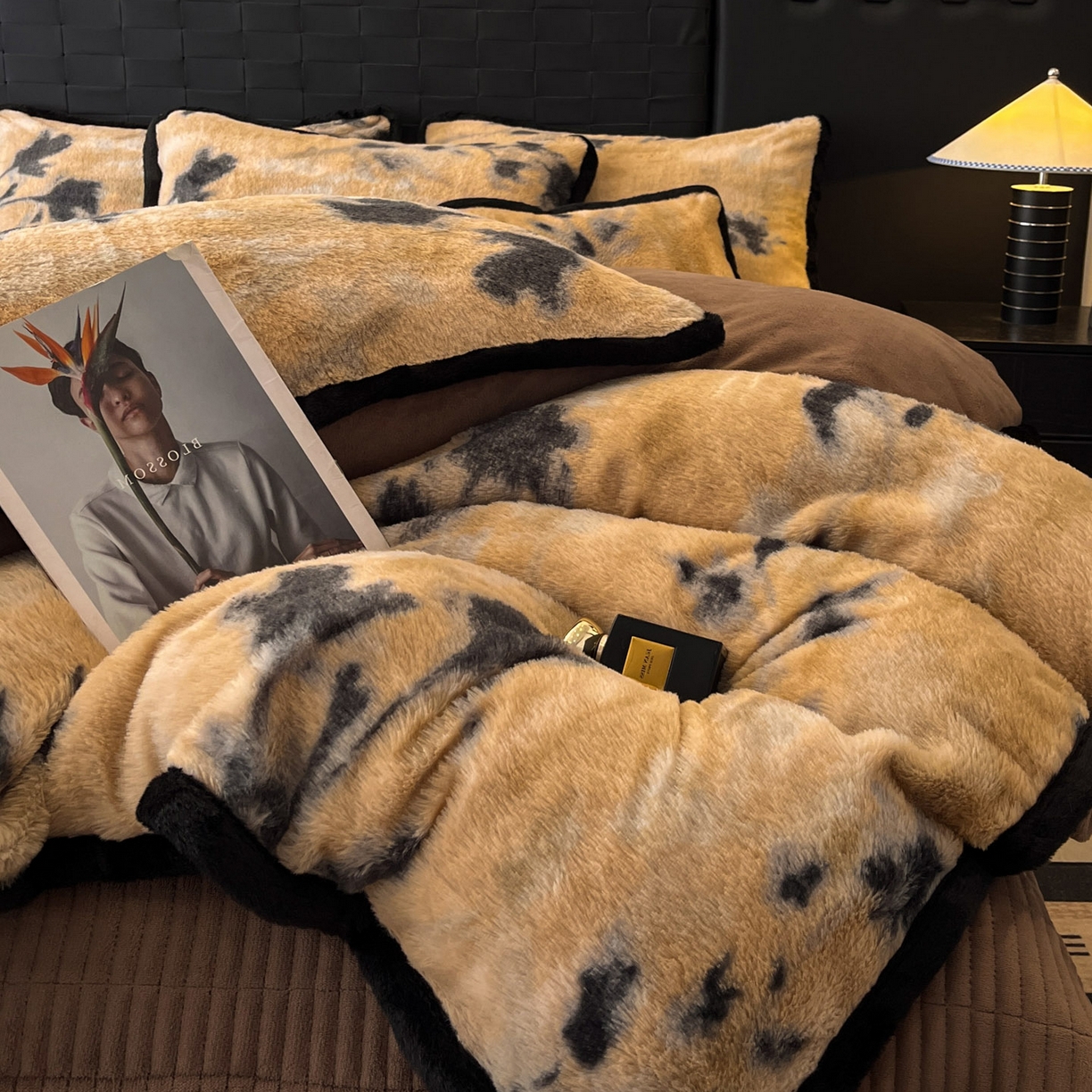 91家纺网 家纺一手货源 找家纺 酱子 2025新款兔绒包边美拉德系兔绒四件套 素影幽芷