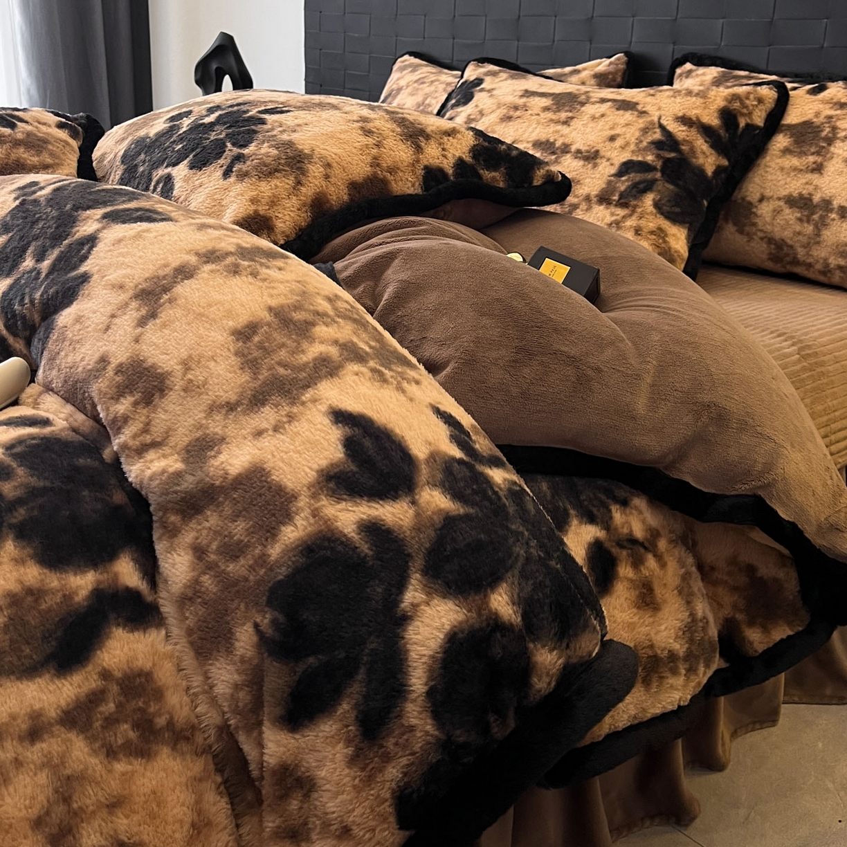 91家纺网 家纺一手货源 找家纺 酱子 2025新款兔绒包边美拉德系兔绒四件套 古意幽花