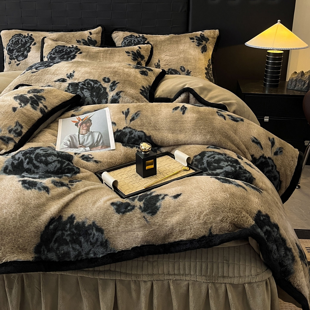 91家纺网 家纺一手货源 找家纺 酱子 2025新款兔绒包边美拉德系兔绒四件套 墨影墨玫