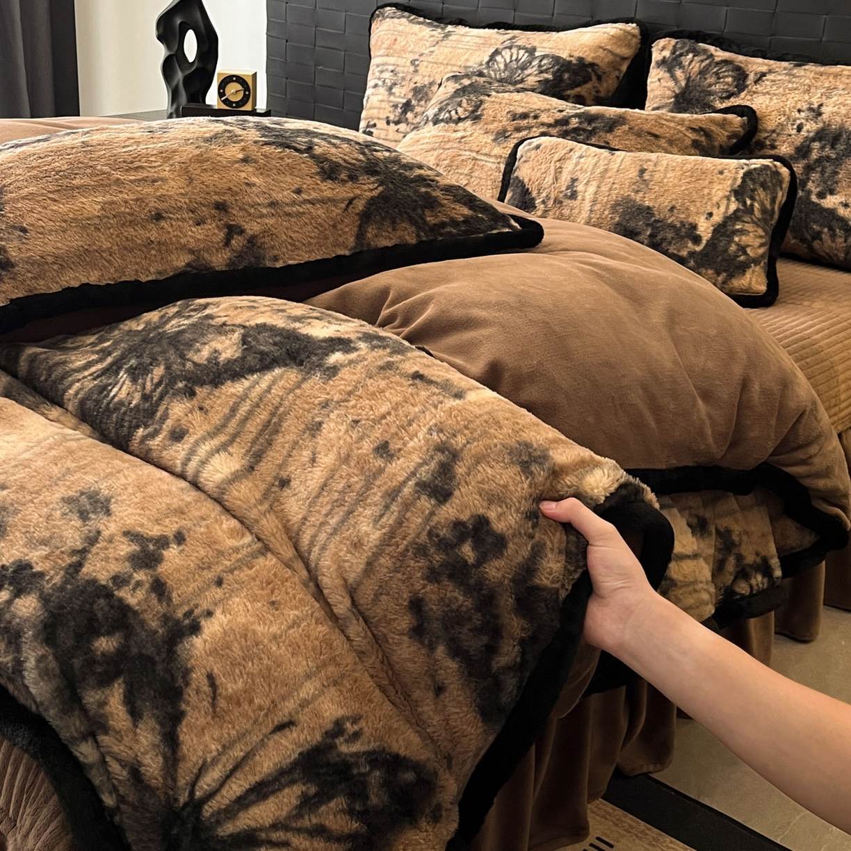 酱子 2025新款兔绒包边美拉德系兔绒四件套 黑影蝶梦