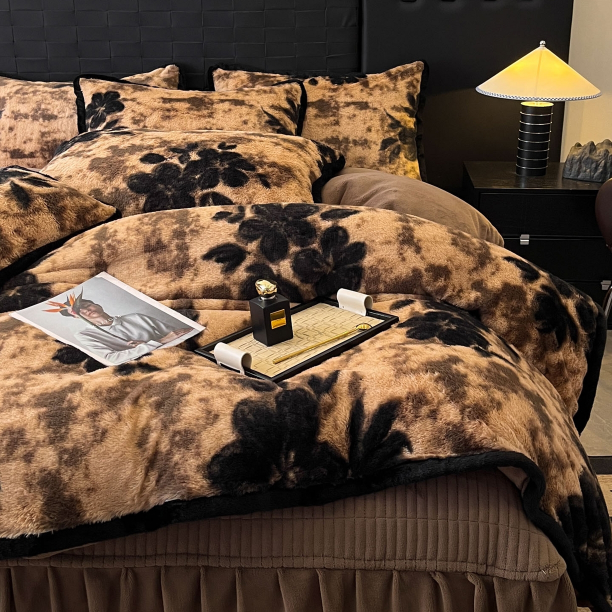 91家纺网 家纺一手货源 找家纺 酱子 2025新款兔绒包边美拉德系兔绒四件套 古意幽花