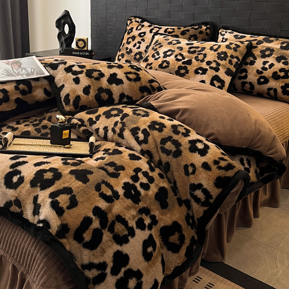 91家纺网 家纺一手货源 找家纺 酱子 2025新款兔绒包边美拉德系兔绒四件套 墨班幻花