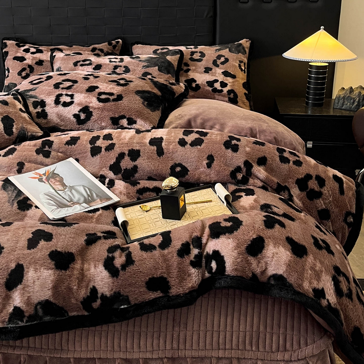 91家纺网 家纺一手货源 找家纺 酱子 2025新款兔绒包边美拉德系兔绒四件套 豹纹蝴蝶