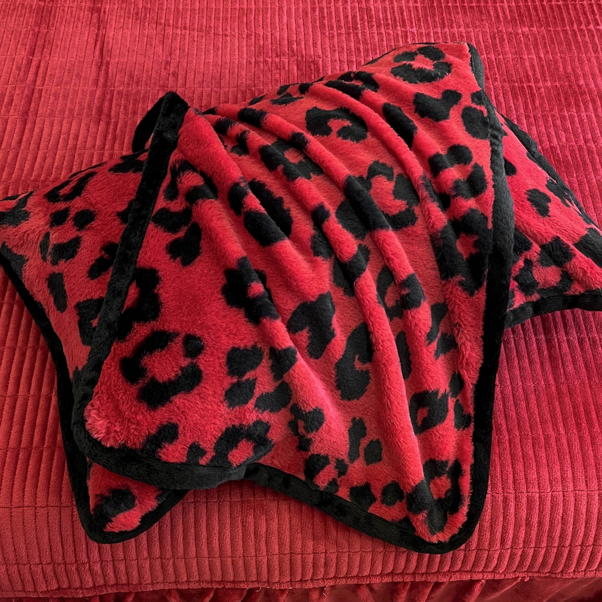 91家纺网 家纺一手货源 找家纺 酱子 2025新款兔绒包边美拉德系兔绒四件套 红豹芷影