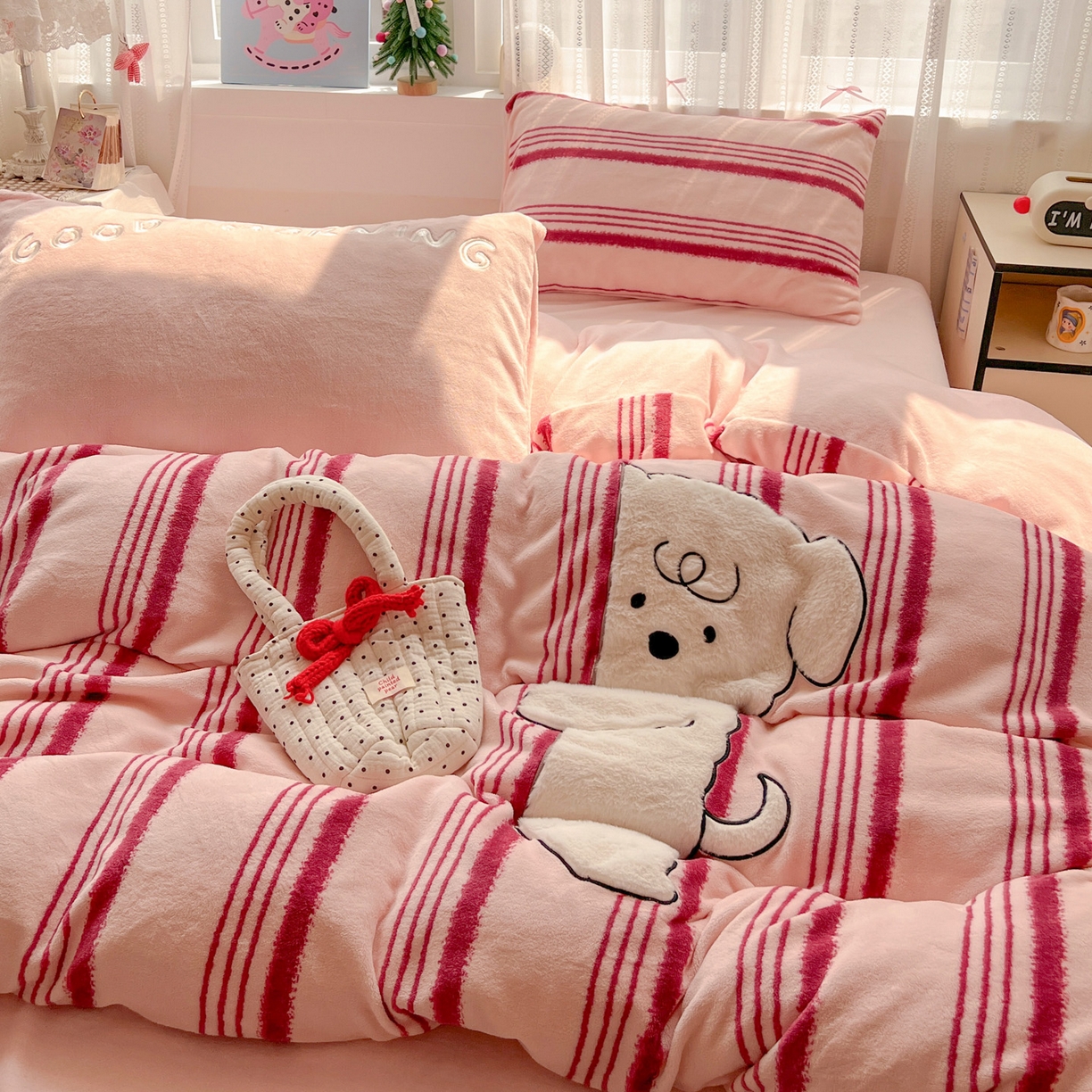 91家纺网 家纺一手货源 找家纺 品乐家纺 2025秋冬新款高克重牛奶绒贴布绣四件套 条纹狗狗-粉