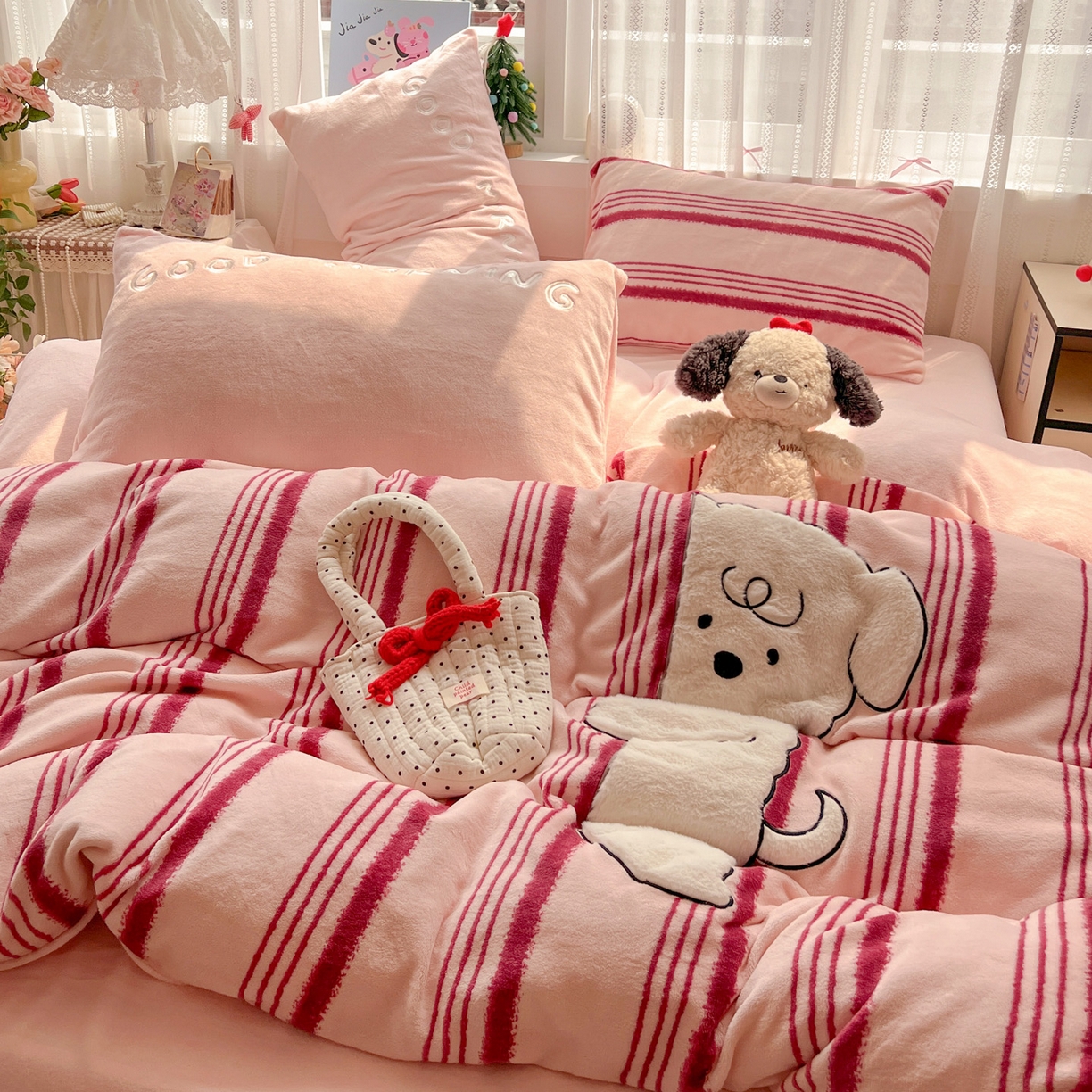 91家纺网 家纺一手货源 找家纺 品乐家纺 2025秋冬新款高克重牛奶绒贴布绣四件套 条纹狗狗-粉