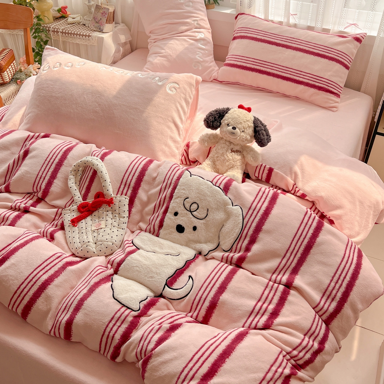 91家纺网 家纺一手货源 找家纺 品乐家纺 2025秋冬新款高克重牛奶绒贴布绣四件套 条纹狗狗-粉