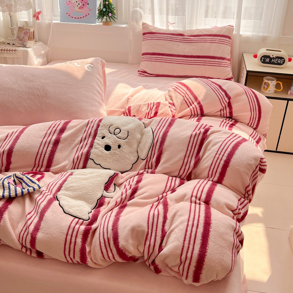 91家纺网 家纺一手货源 找家纺 品乐家纺 2025秋冬新款高克重牛奶绒贴布绣四件套 条纹狗狗-粉