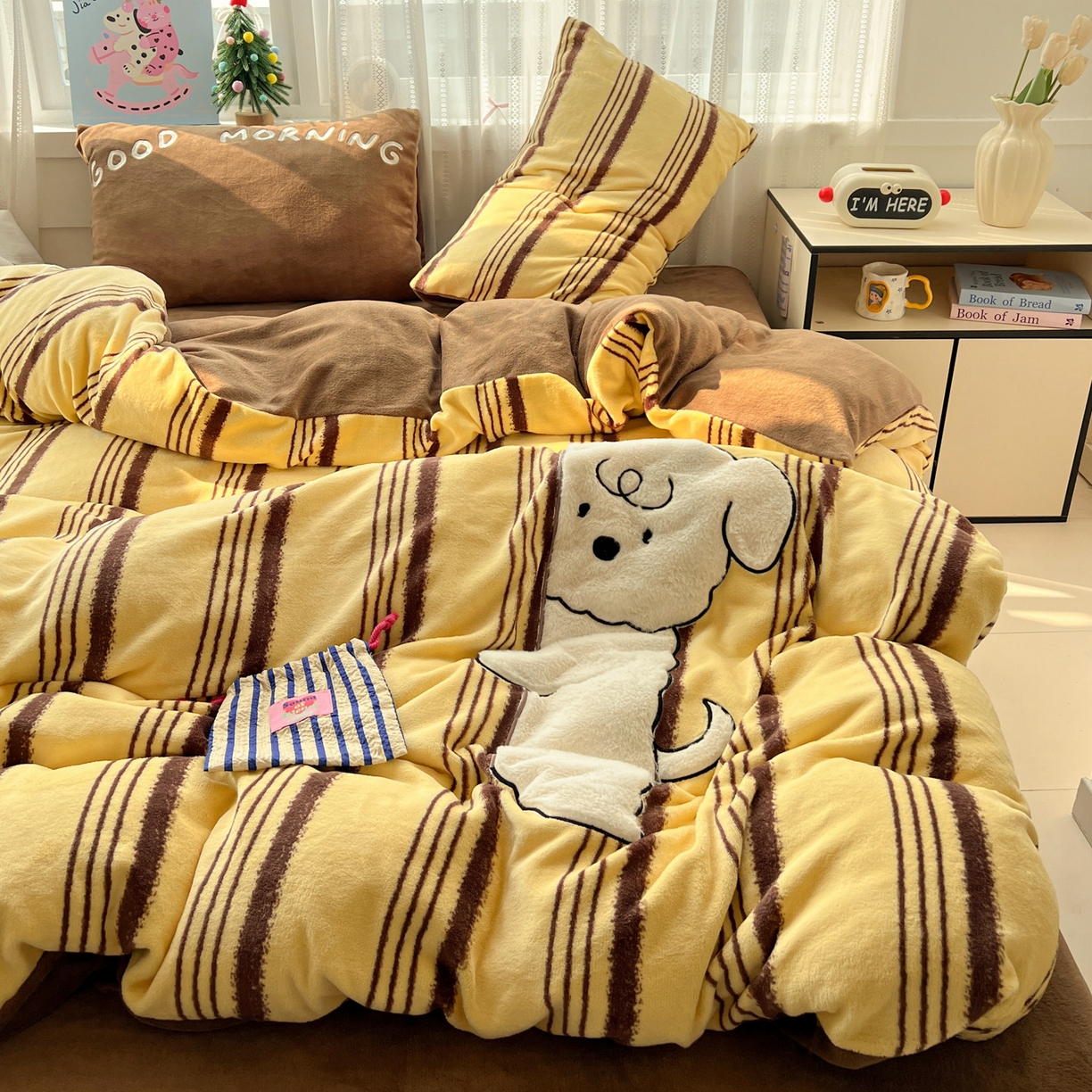 91家纺网 家纺一手货源 找家纺 品乐家纺 2025秋冬新款高克重牛奶绒贴布绣四件套 条纹狗狗-黄