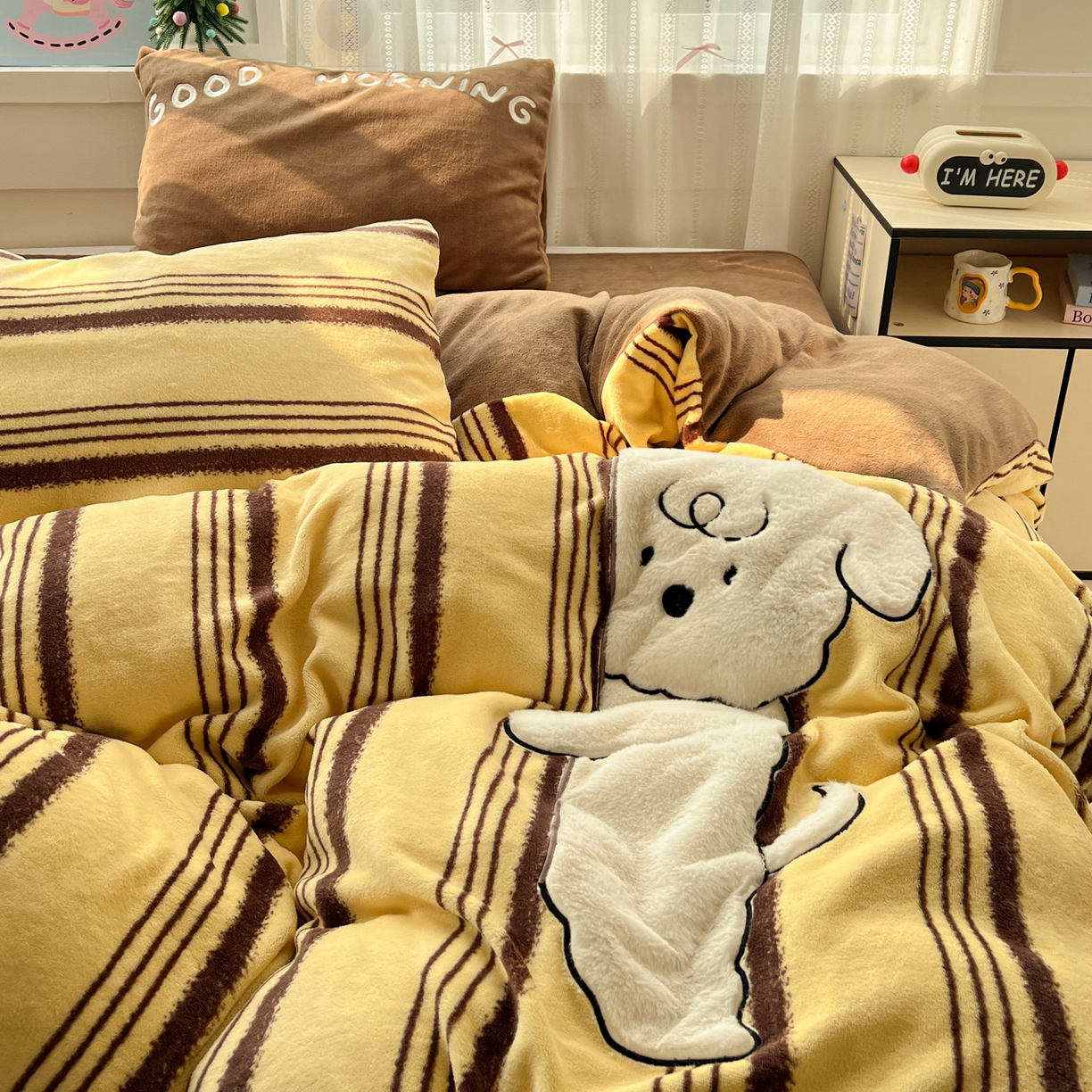 91家纺网 家纺一手货源 找家纺 品乐家纺 2025秋冬新款高克重牛奶绒贴布绣四件套 条纹狗狗-黄