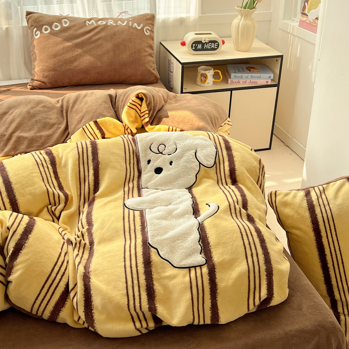 91家纺网 家纺一手货源 找家纺 品乐家纺 2025秋冬新款高克重牛奶绒贴布绣四件套 条纹狗狗-黄