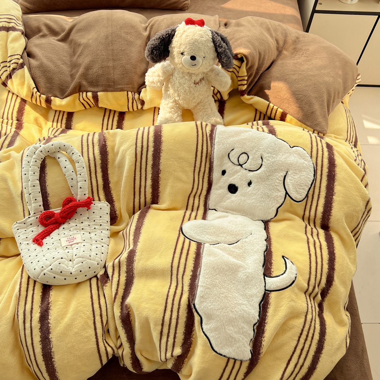 91家纺网 家纺一手货源 找家纺 品乐家纺 2025秋冬新款高克重牛奶绒贴布绣四件套 条纹狗狗-黄