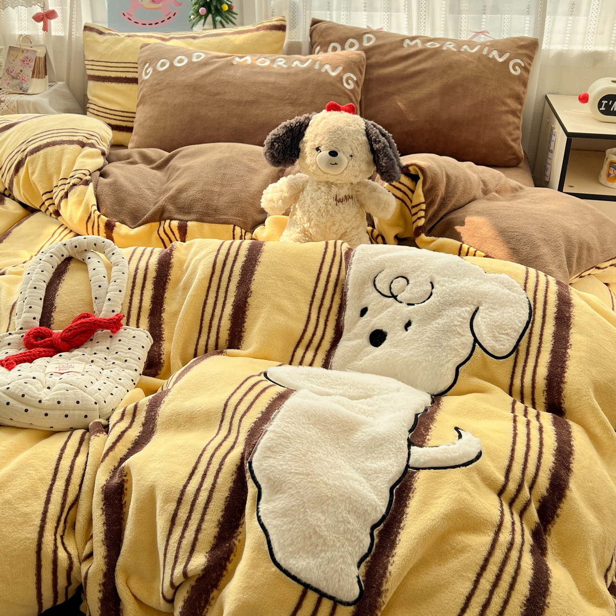 91家纺网 家纺一手货源 找家纺 品乐家纺 2025秋冬新款高克重牛奶绒贴布绣四件套 条纹狗狗-黄