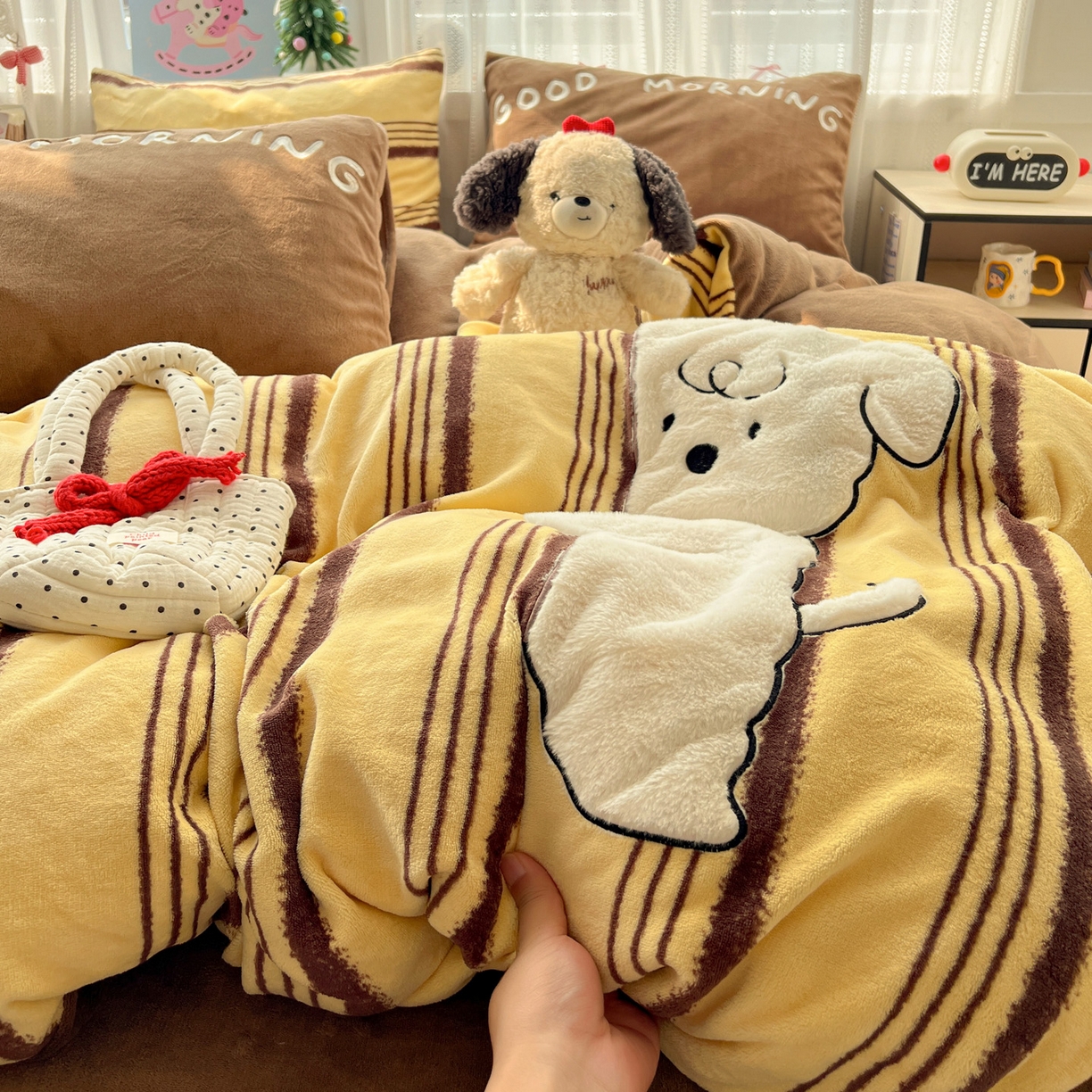 91家纺网 家纺一手货源 找家纺 品乐家纺 2025秋冬新款高克重牛奶绒贴布绣四件套 条纹狗狗-黄