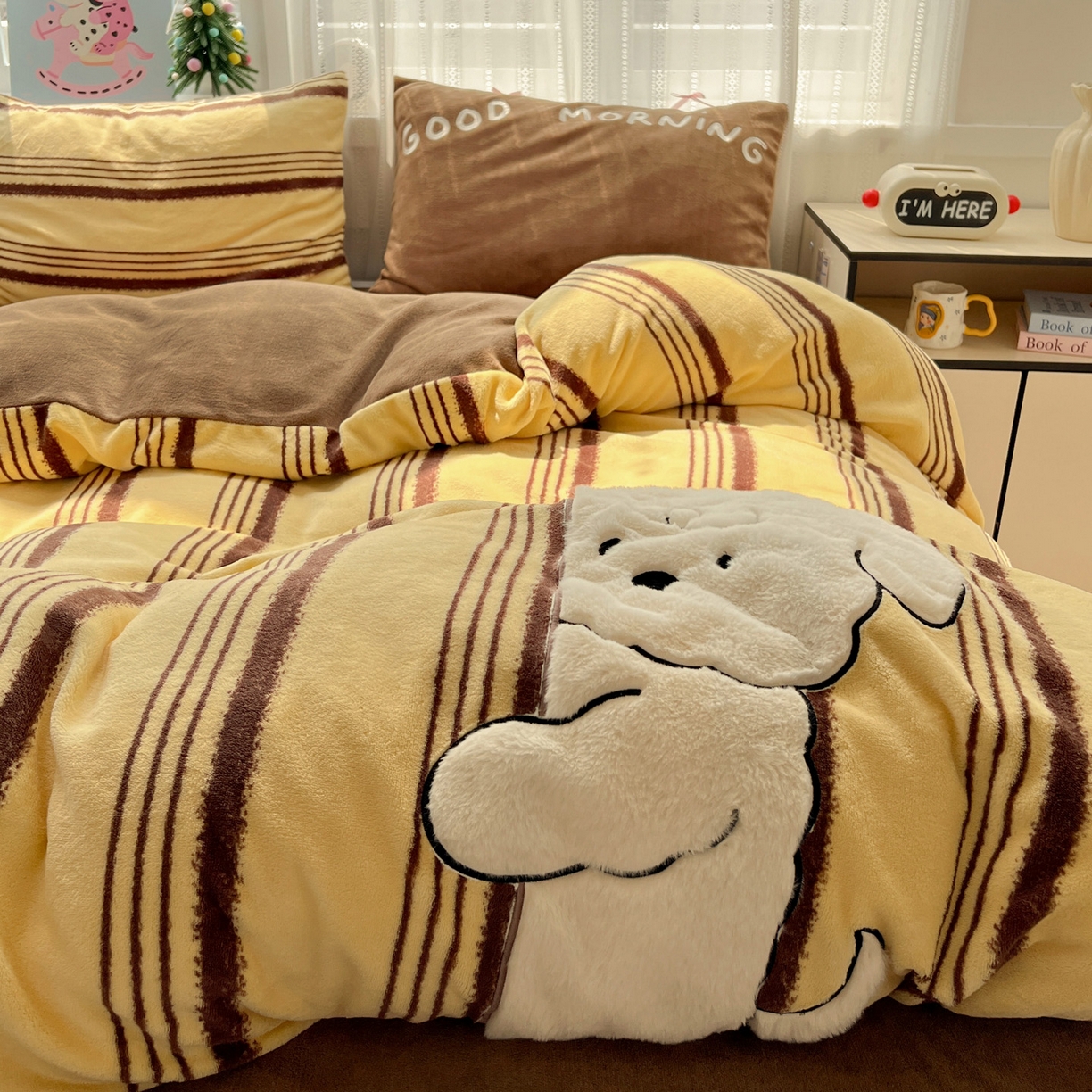 91家纺网 家纺一手货源 找家纺 品乐家纺 2025秋冬新款高克重牛奶绒贴布绣四件套 条纹狗狗-黄