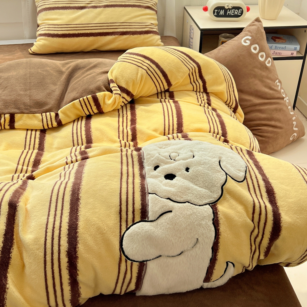 91家纺网 家纺一手货源 找家纺 品乐家纺 2025秋冬新款高克重牛奶绒贴布绣四件套 条纹狗狗-黄