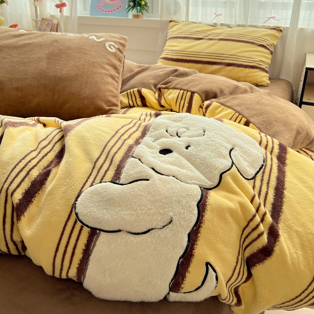 91家纺网 家纺一手货源 找家纺 品乐家纺 2025秋冬新款高克重牛奶绒贴布绣四件套 条纹狗狗-黄