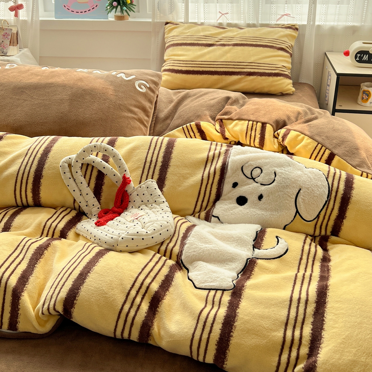 91家纺网 家纺一手货源 找家纺 品乐家纺 2025秋冬新款高克重牛奶绒贴布绣四件套 条纹狗狗-黄