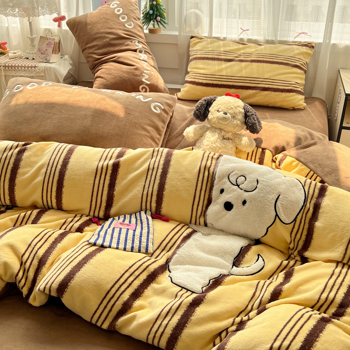 91家纺网 家纺一手货源 找家纺 品乐家纺 2025秋冬新款高克重牛奶绒贴布绣四件套 条纹狗狗-黄