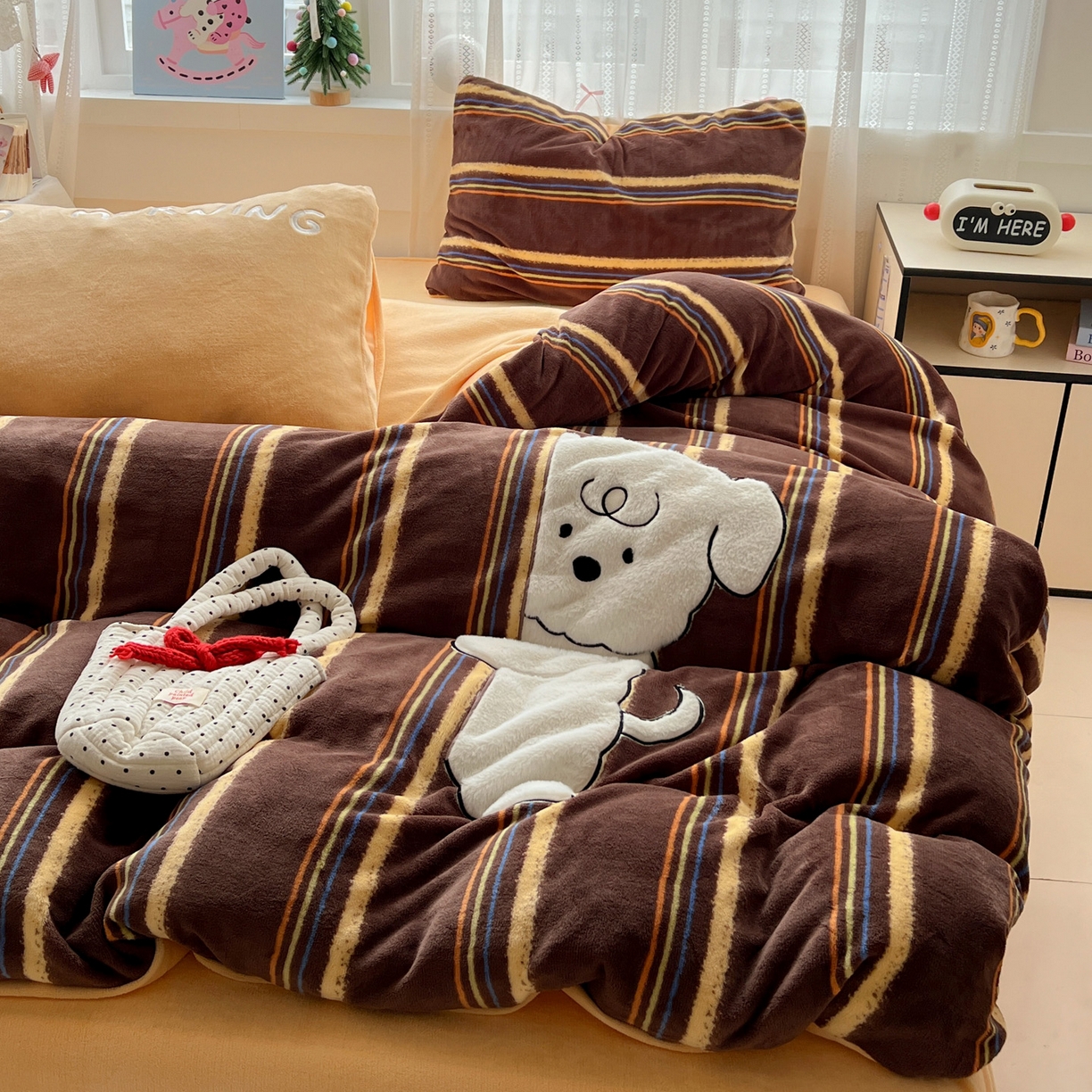 91家纺网 家纺一手货源 找家纺 品乐家纺 2025秋冬新款高克重牛奶绒贴布绣四件套 条纹狗狗-咖