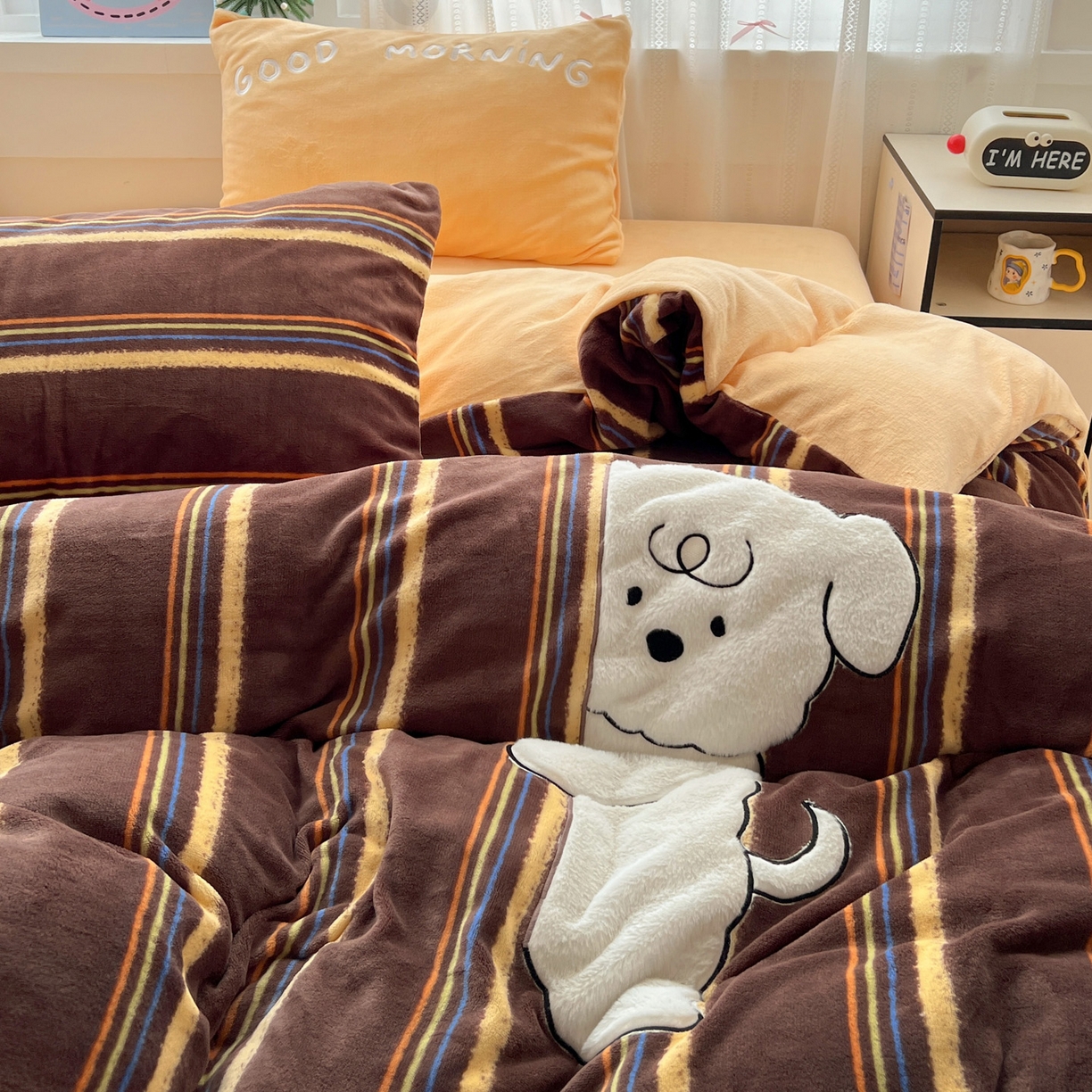 91家纺网 家纺一手货源 找家纺 品乐家纺 2025秋冬新款高克重牛奶绒贴布绣四件套 条纹狗狗-咖