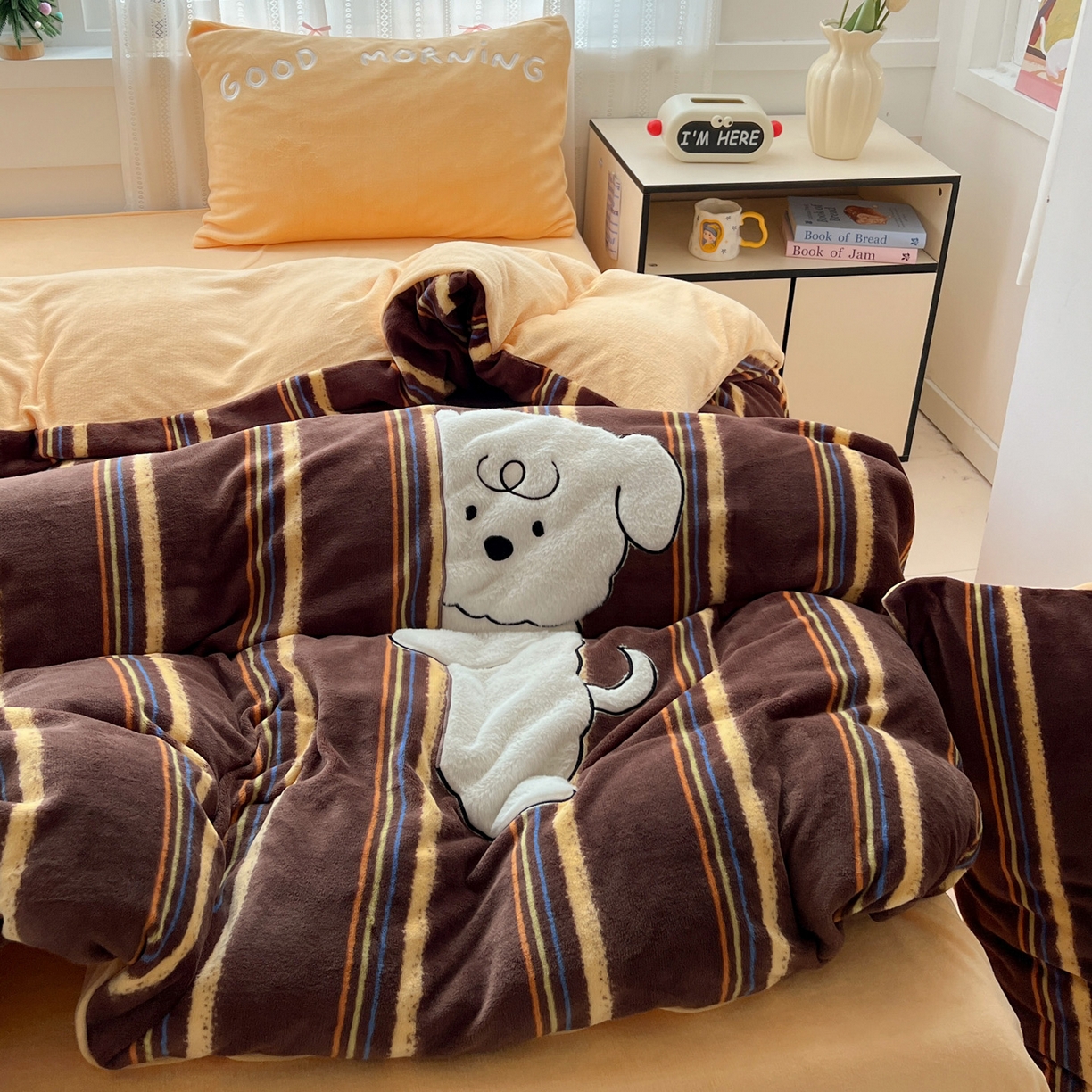 91家纺网 家纺一手货源 找家纺 品乐家纺 2025秋冬新款高克重牛奶绒贴布绣四件套 条纹狗狗-咖