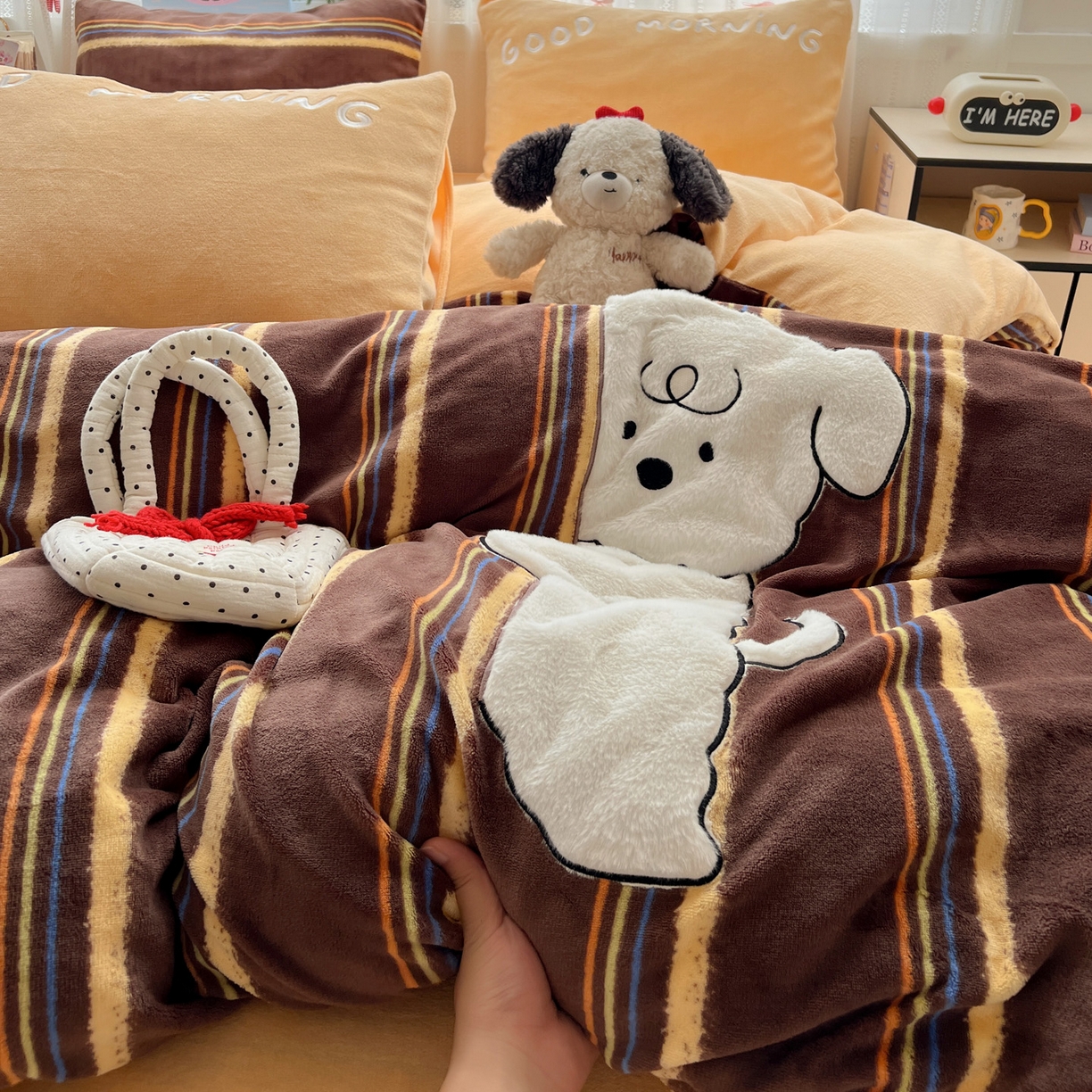 91家纺网 家纺一手货源 找家纺 品乐家纺 2025秋冬新款高克重牛奶绒贴布绣四件套 条纹狗狗-咖