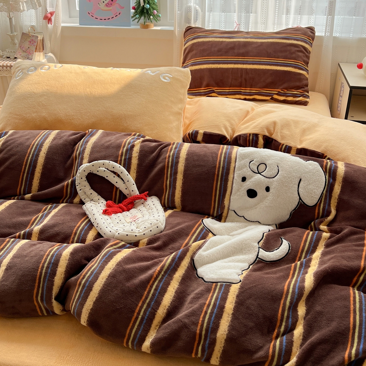 91家纺网 家纺一手货源 找家纺 品乐家纺 2025秋冬新款高克重牛奶绒贴布绣四件套 条纹狗狗-咖