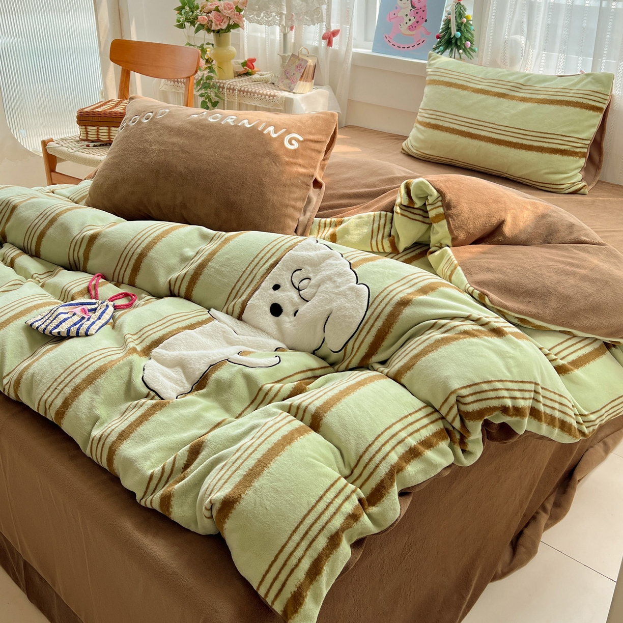 91家纺网 家纺一手货源 找家纺 品乐家纺 2025秋冬新款高克重牛奶绒贴布绣四件套 条纹狗狗-绿